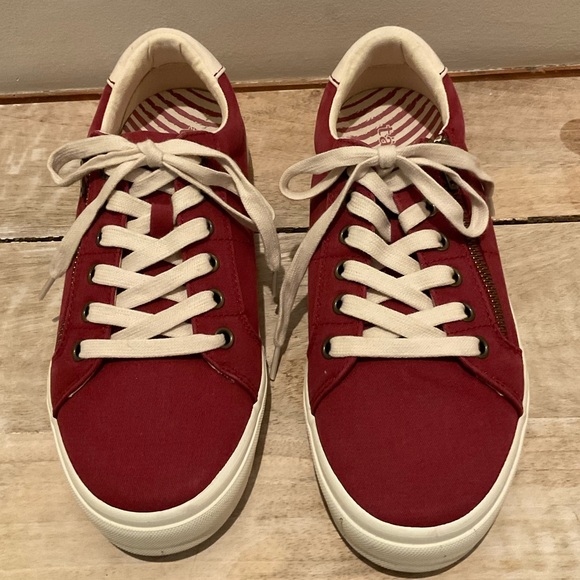 NWOB Taos Crimson Z-Soul side zip sneakers size 8.5 - Picture 1 of 7